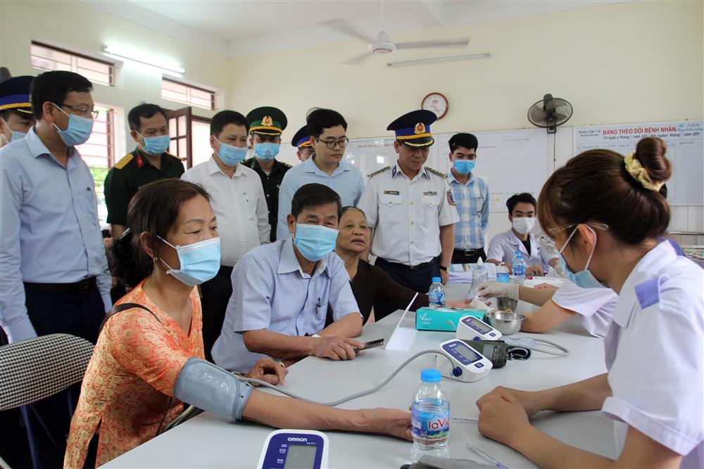 Khám, cấp phát thuốc miễn phí cho bà con thuộc đối tượng chính sách của quận Hải An